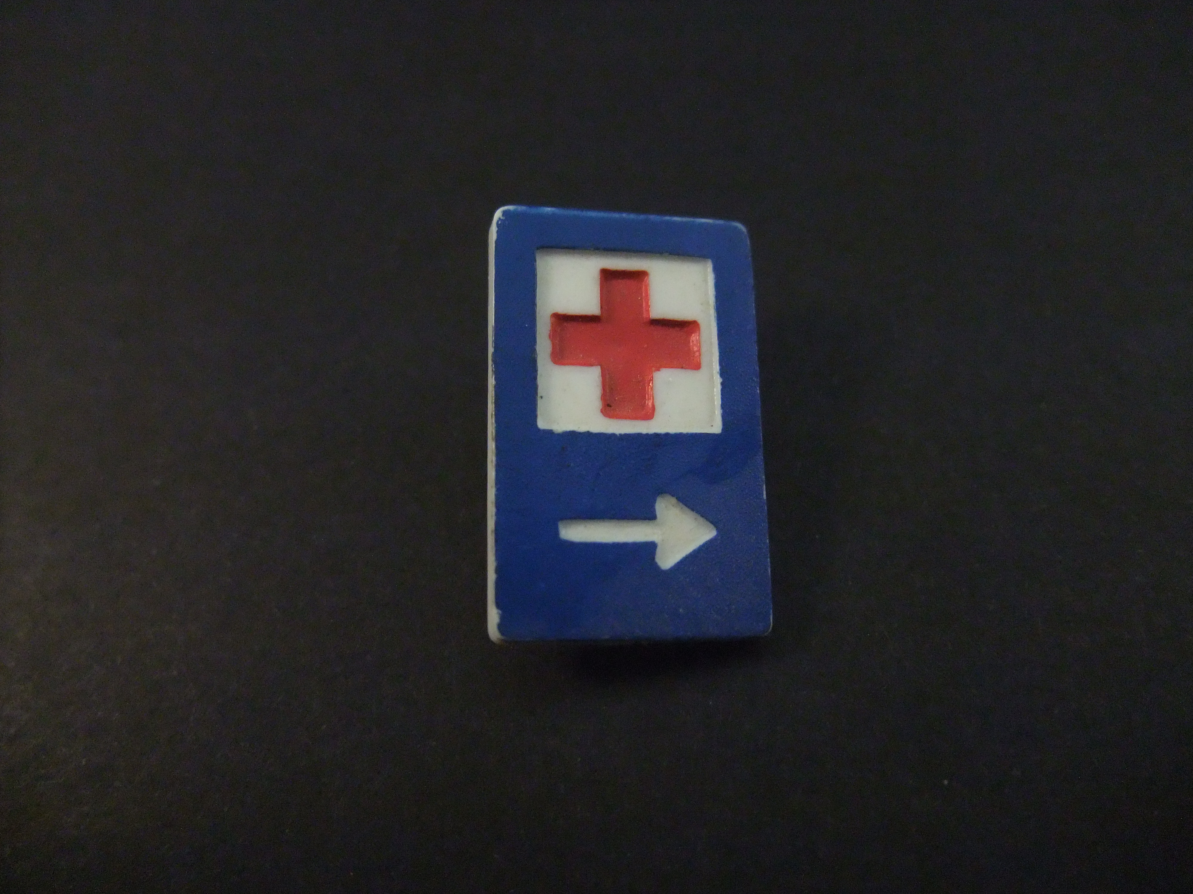 Rode Kruis richtingsbord naar de hulpverlening